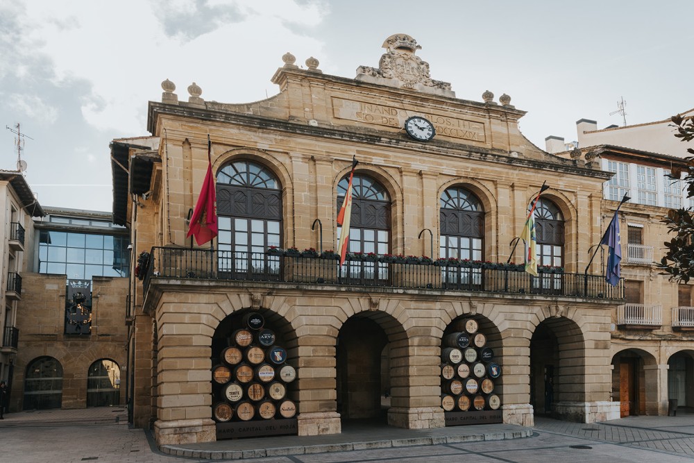 Fachada del Ayuntamiento de Haro en la plaza de la Paz
