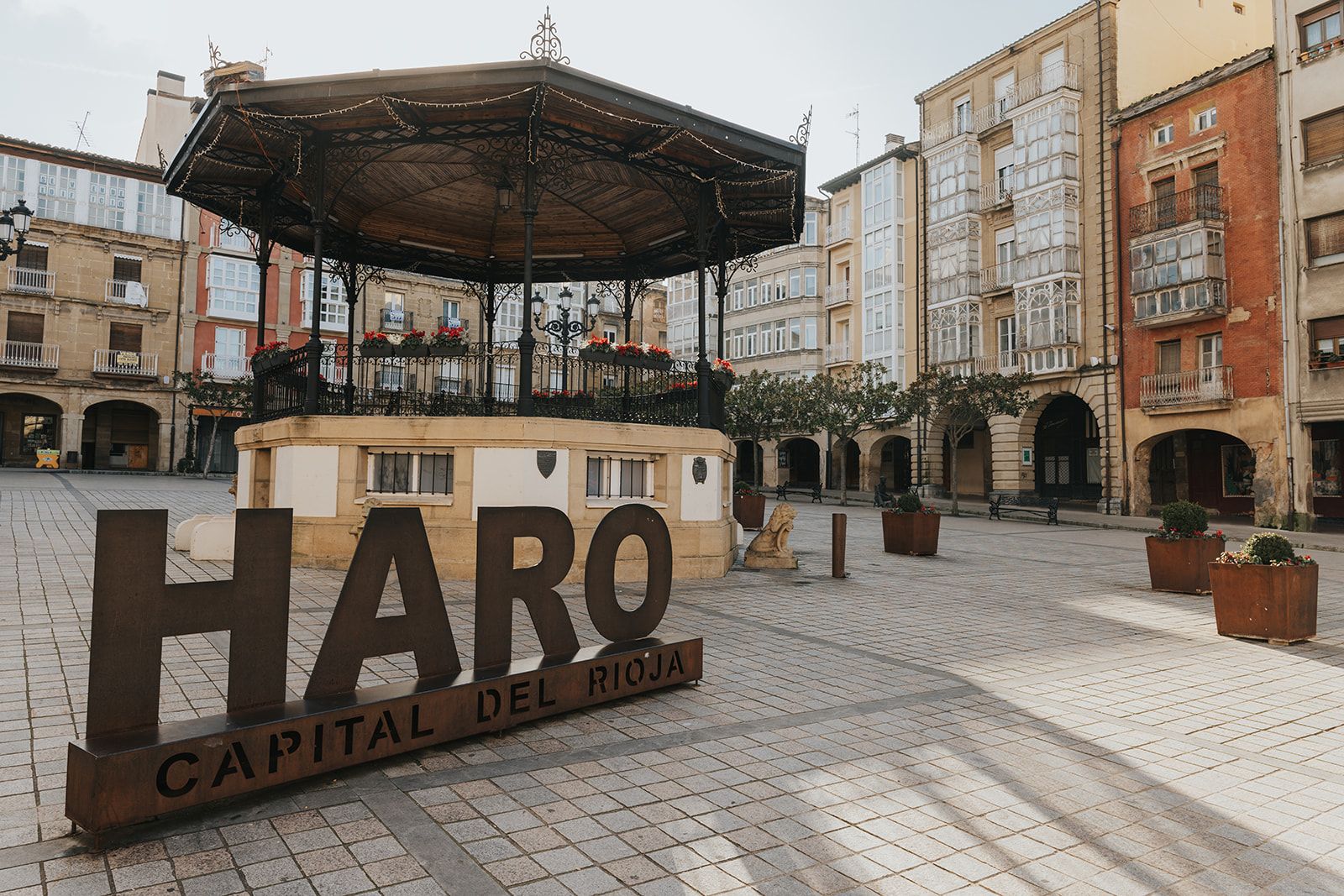 Letras de Haro, capital del Rioja, en la plaza de la Paz