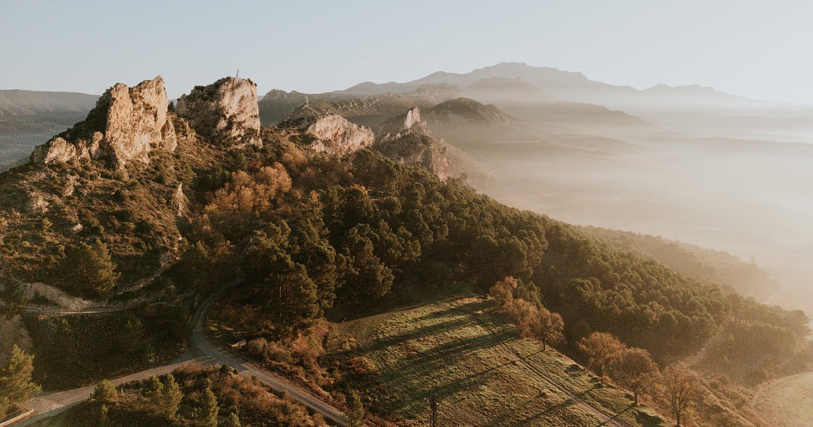Riscos de Bilibio y viñedos al amanecer, junto a Haro