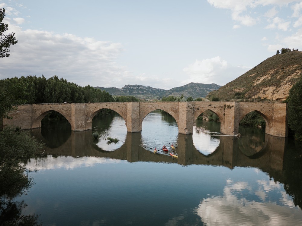 Puente de piedra sobre el río en Haro