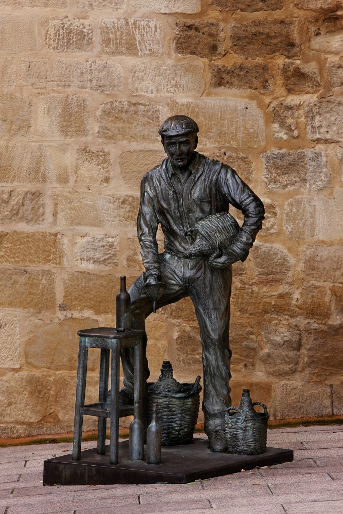 Escultura de un cosechero con botellas y cestos en Haro