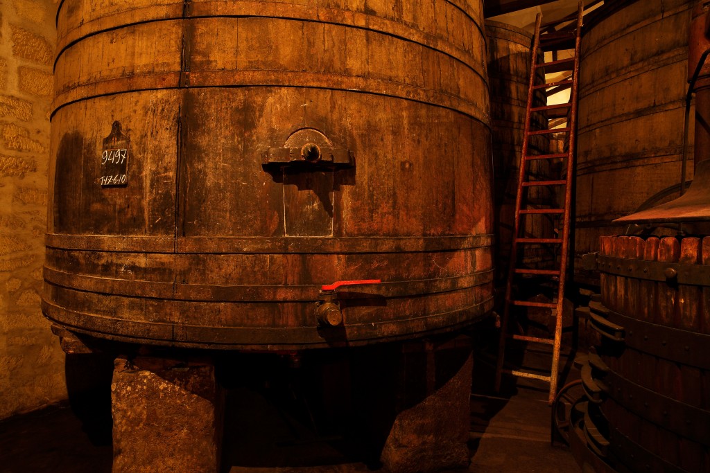 Tinas de roble en una bodega de Haro