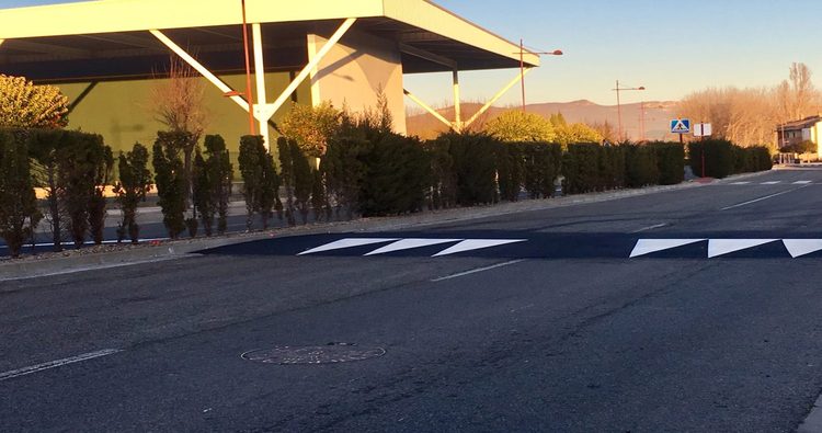 La Haro instala nuevos pasos elevados en la zona del Mazo