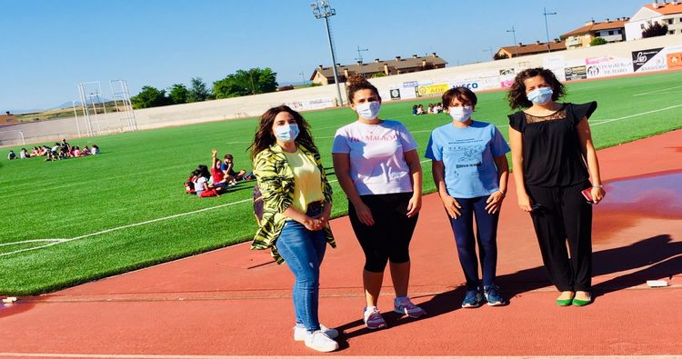Laura Rivado visita a los participantes en la Ludoteca de Verano