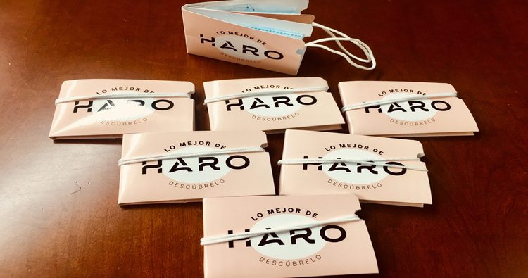 El Ayuntamiento repartirá el sábado 2.200 guardamascarillas con el logo “Lo Mejor de Haro”
