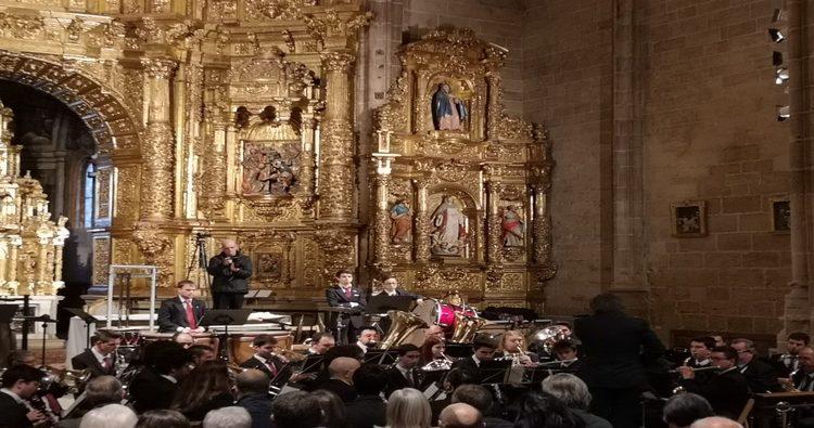 La Banda Municipal de Música de Haro llena en su concierto en la Parroquia de Santo Tomás 