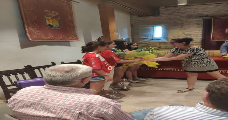 RECONOCIMIENTO A LAS NIÑAS GANADORAS DEL CAMPEONATO DE ESPAÑA DE  PELOTA DE FEDERACIONES E