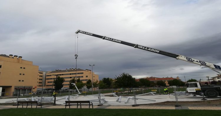 Empieza la instalación de la estructura del parque cubierto del Mazo