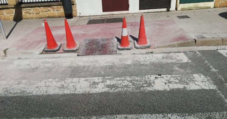 La Brigada de Obras efectúa rebajes en las aceras para facilitar la movilidad